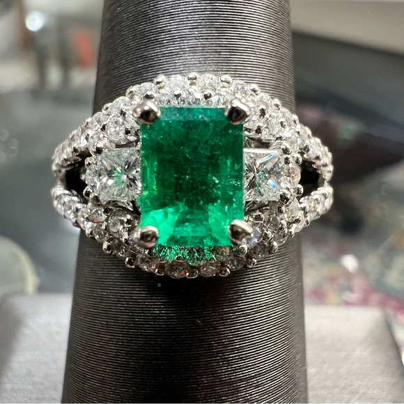 18k White Gold Diamond & Emerald Ring - Picture 6 of 9